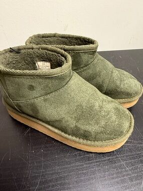 SHEIN Kids Olive Green Cozy Slip-On Faux Suede Boots